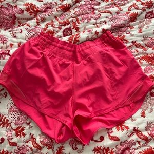 Lipgloss Lululemon Hotty Hot Shorts